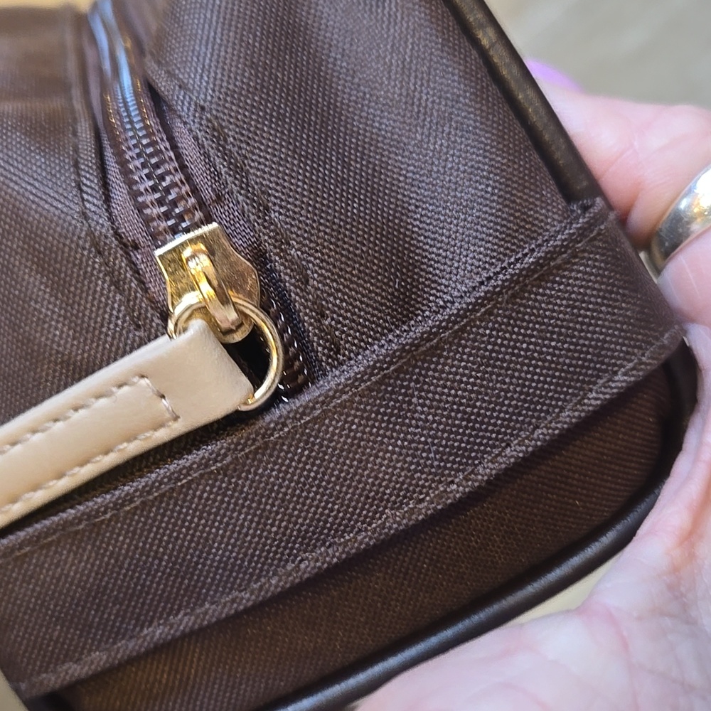 BVLGARI Parfums for Emirates Brown Zipper Travel Pouch - Picture 6 of 11